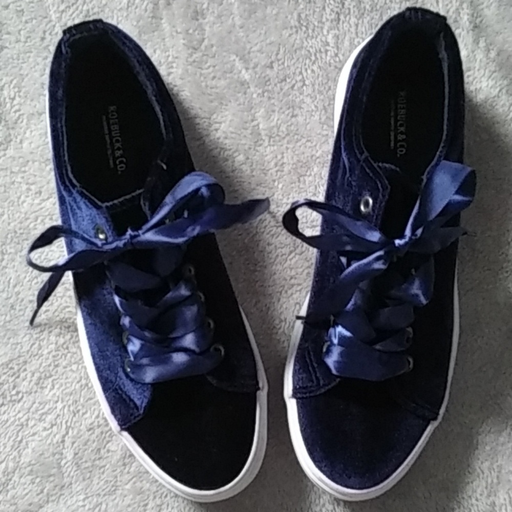 Size 8 velvet tennis shoes